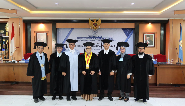 Mahasiswa Program Doktor Ilmu Psikologi UGM, Ika Rahma Susilawati usai ujian Disertasi.