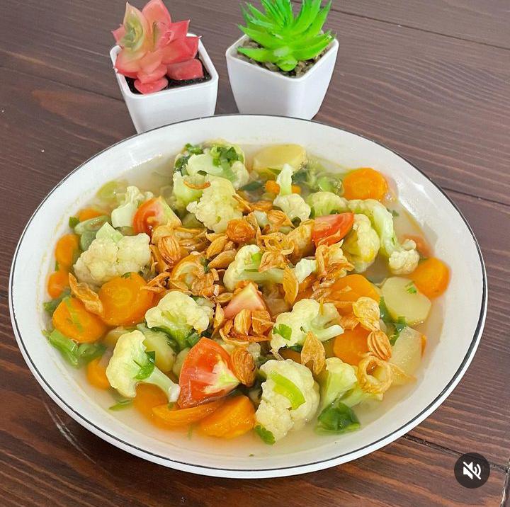 Sup kembang kol menjadi salah satu rekomendasi menu sayuran untuk berbuka puasa yang sehat dan mudah dibuat. Dari akun Instagram @qonamii