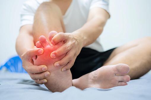 Ilustrasi seseorang yang sedang mengalami asam urat dibagian jari kaki, sumber Pixabay