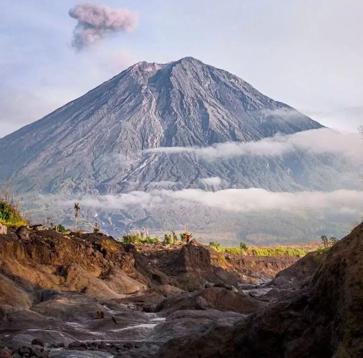 Gagah dan megahnya Gunung Semeru di Jawa Timur. Dari akun Instagram @seputarhiking