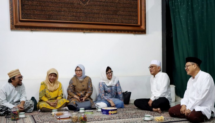 Rektor UGM bersama rombongan Sowan  Kediaman Gus Mus di Rembang