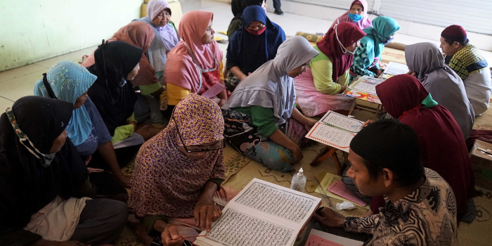 Menilik Aktivitas Buruh Gendong Selama Ramadan, Usia Tak Jadi Halangan untuk Semangat Mengaji