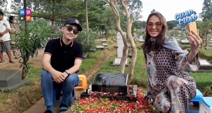 Bunda Corla dan Ruben Onsu, saat mengunjungi makam Olga Syahputra.  Nampak  jilbab Bunda Corla melorot turun. Sumber gambar: Tangkapan layar youtube @MOP Channel