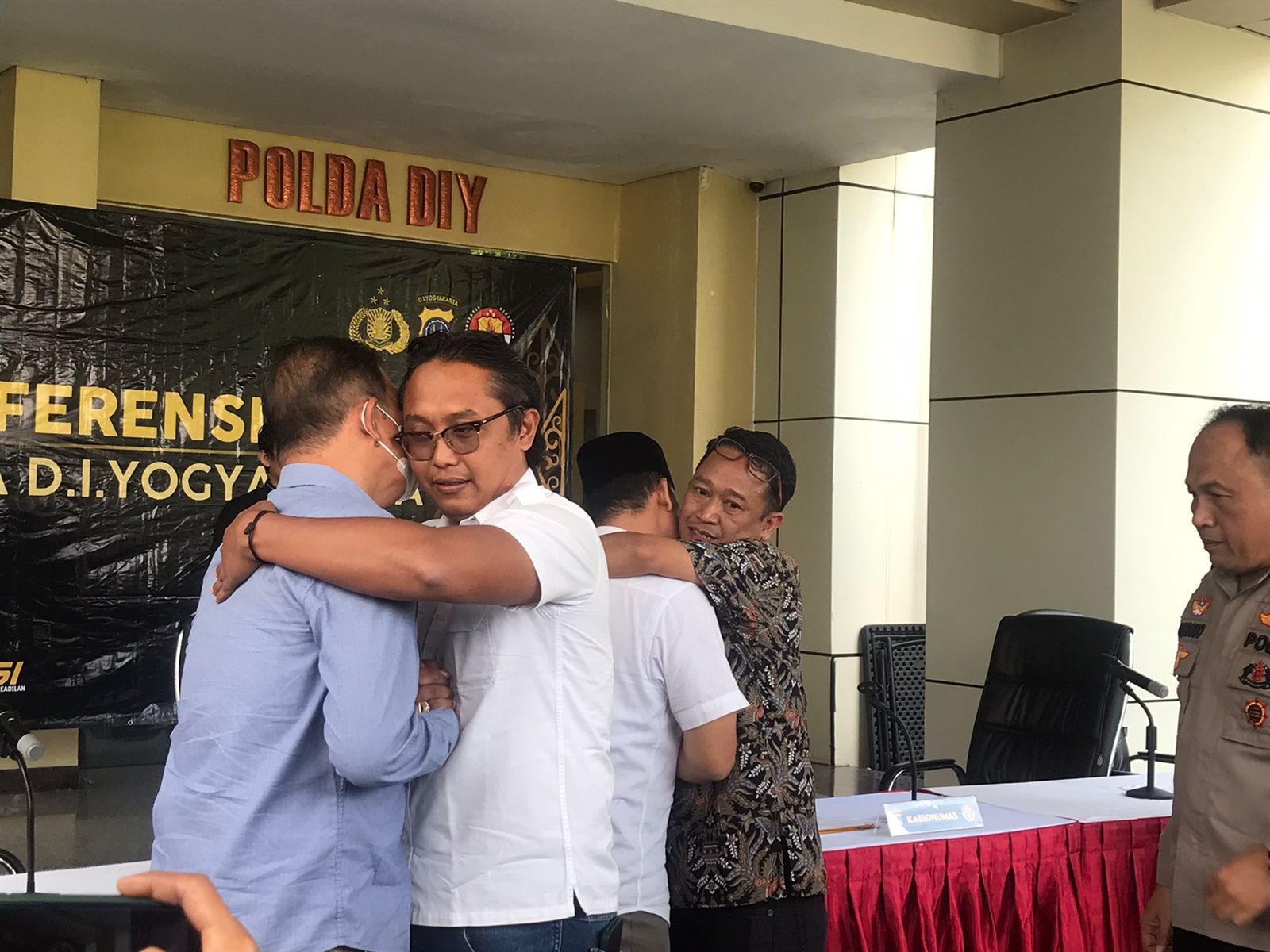 Dua belah pihak berseteru saling berpelukan tanda kesepakatan damai menjaga situasi Jogja yang terus kondusif.