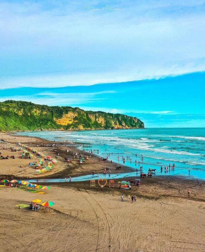 Pantai Parangtritis menjadi salah satu destinasi wisata di Bantul yang banyak dikunjungi wisatawan selama libur lebaran. Dari akun Instagram @pariwisatajogja