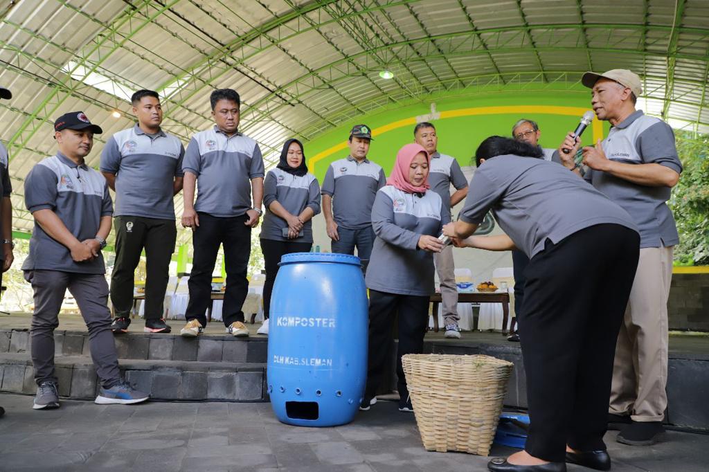 Bupati Sleman Kustini usai melaksanakan Gopyokan Sampah.