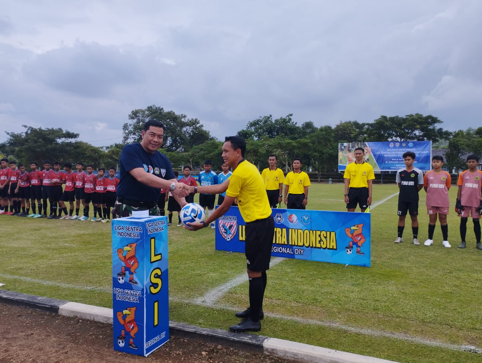 Pemberian bola simbolis pada wasit oleh Kepala RSPAU -- Istimewa