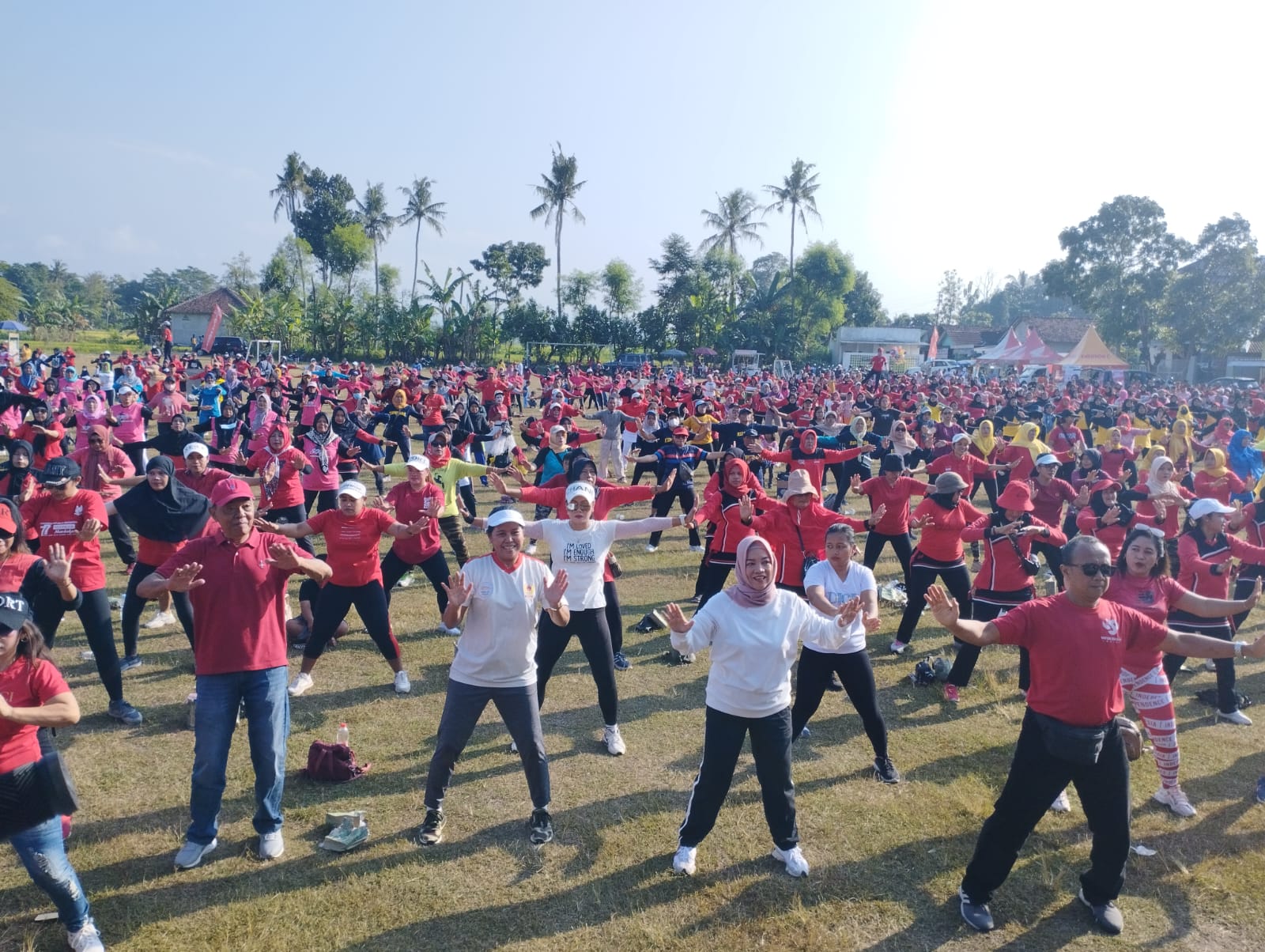 Yayuk Basuki  berbagi keseruan membaur bersama warga  Tamanan Tamanmartani Kalasan Sleman dalam senam Fun and Free yang didominasi kaum perempuan.