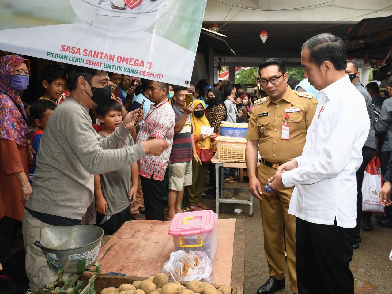 Jokowi saat berbincang-bincang dengan pedagang di Subang.