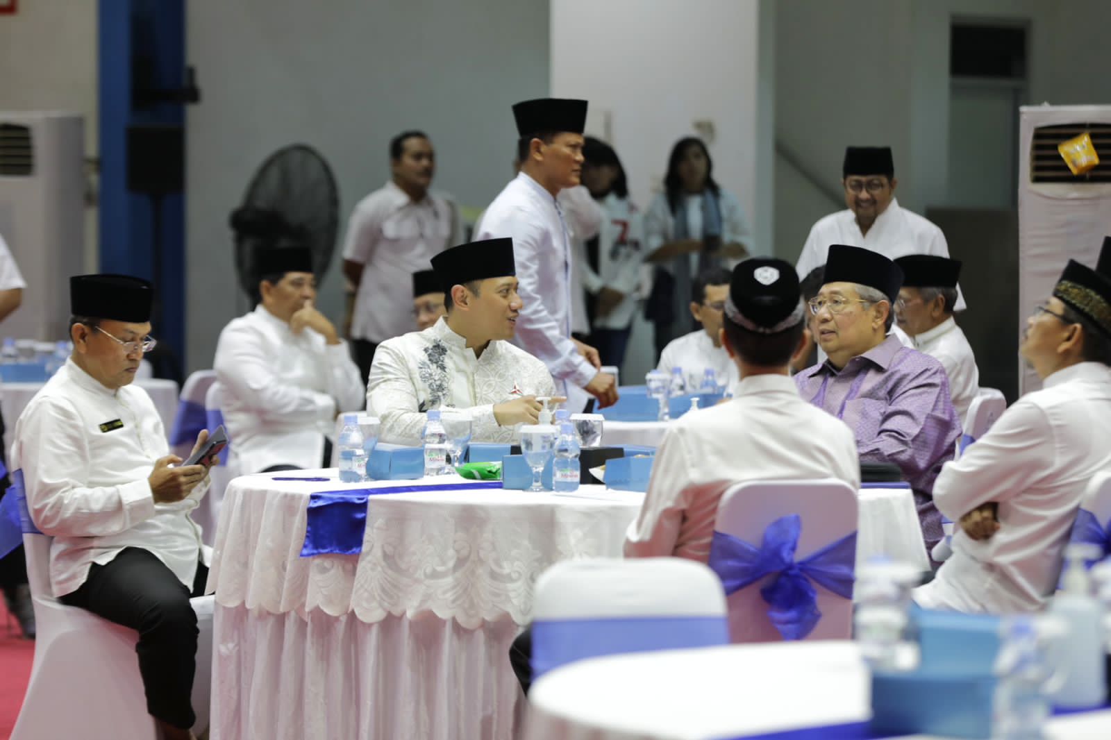 AHY bersama sang ayah SBY di sebuah acara. 80 Jenderal Purnawirawan TNI/Polri Usulkan Anies-AHY Untuk Pasangan Sipil-Militer