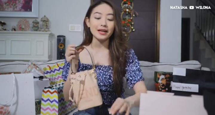 Foto: Natasha Wilona Saat Unboxing Kado dari Orang Spesial. Sumber gambar tangkapan layar youtube @Natasha Wilona