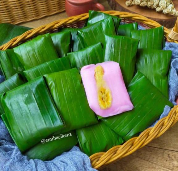 Ilustrasi makanan yang dibungkus pakai daun pisang, sumber Instagram @emihacikenz